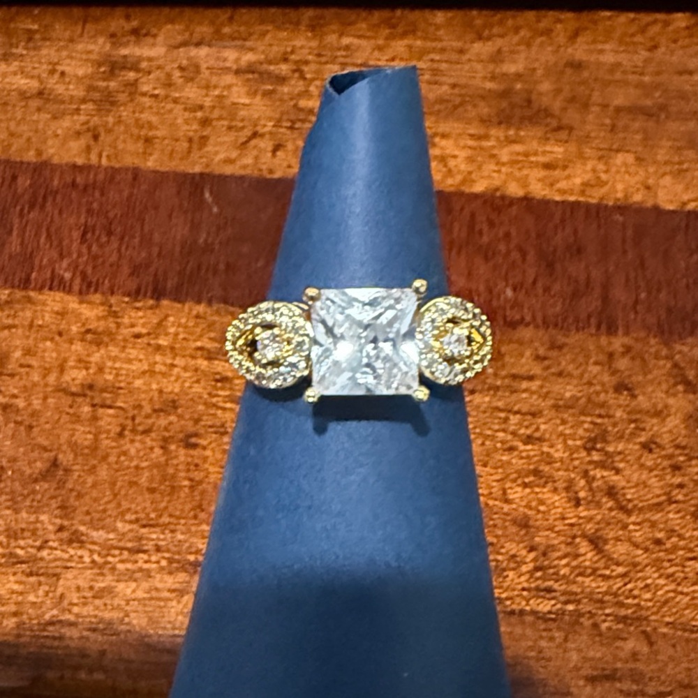 Elegant Gold Women's Ring